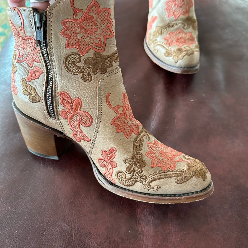 Corral boots size 8 - Picture 3 of 9